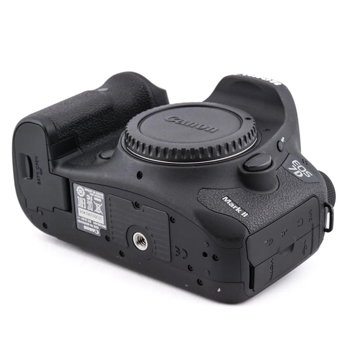 Discover the powerful Canon EOS 7D Mark II at Camerashop – Camera
