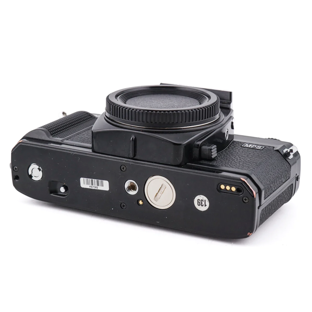 Minolta X-700 MPS with a 50mm f/1.4 and 28-200mm f/3.5-5.3 Lenses Minolta X-700 MPS with a 50mm f/1.4 and 28-200mm f/3.5-5.3 Lenses