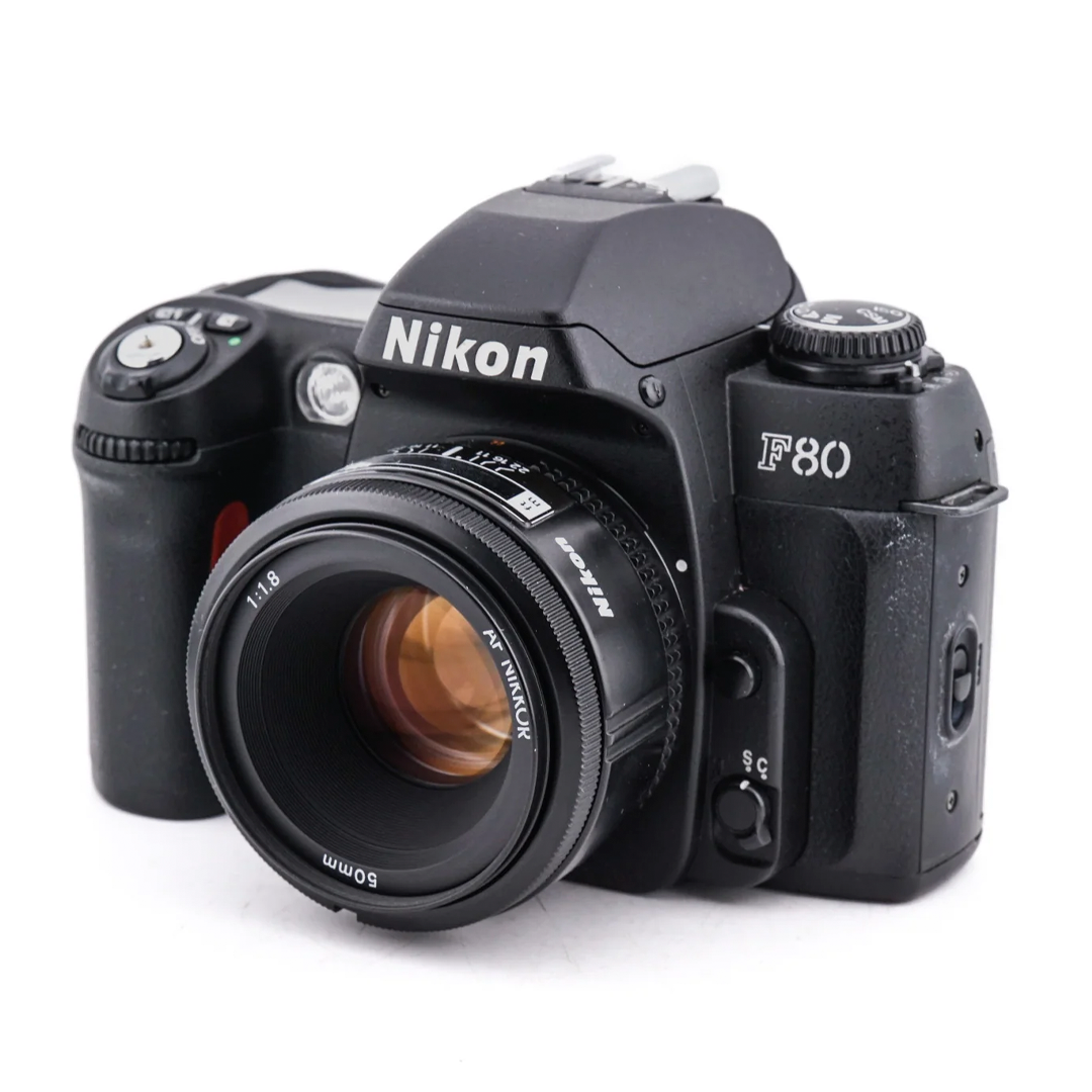 Nikon F80 + 50mm f1.8 AF Nikkor - Fotocamera reflex 35mm Premium · immagine principale