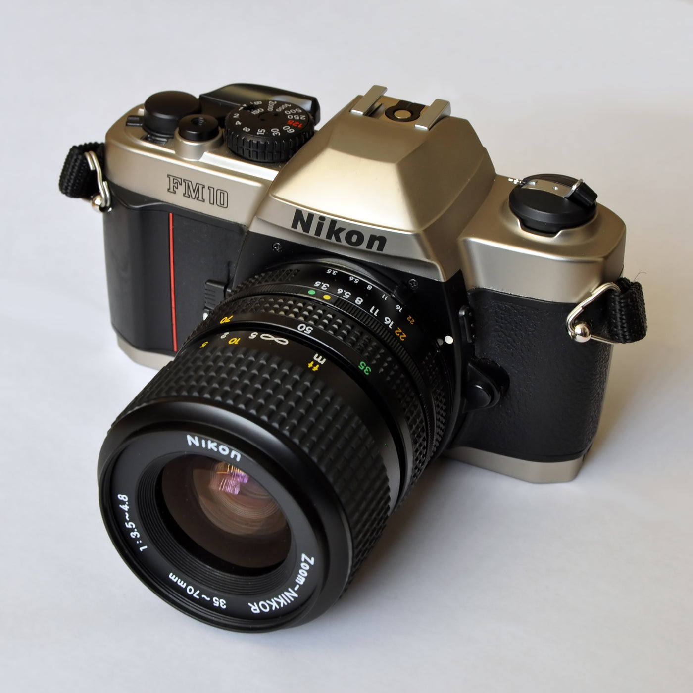 Nikon FM10 + Zoom-Nikkor 35-70mm f3.5-4.8 - SLR 35mm Film Camera · immagine principale