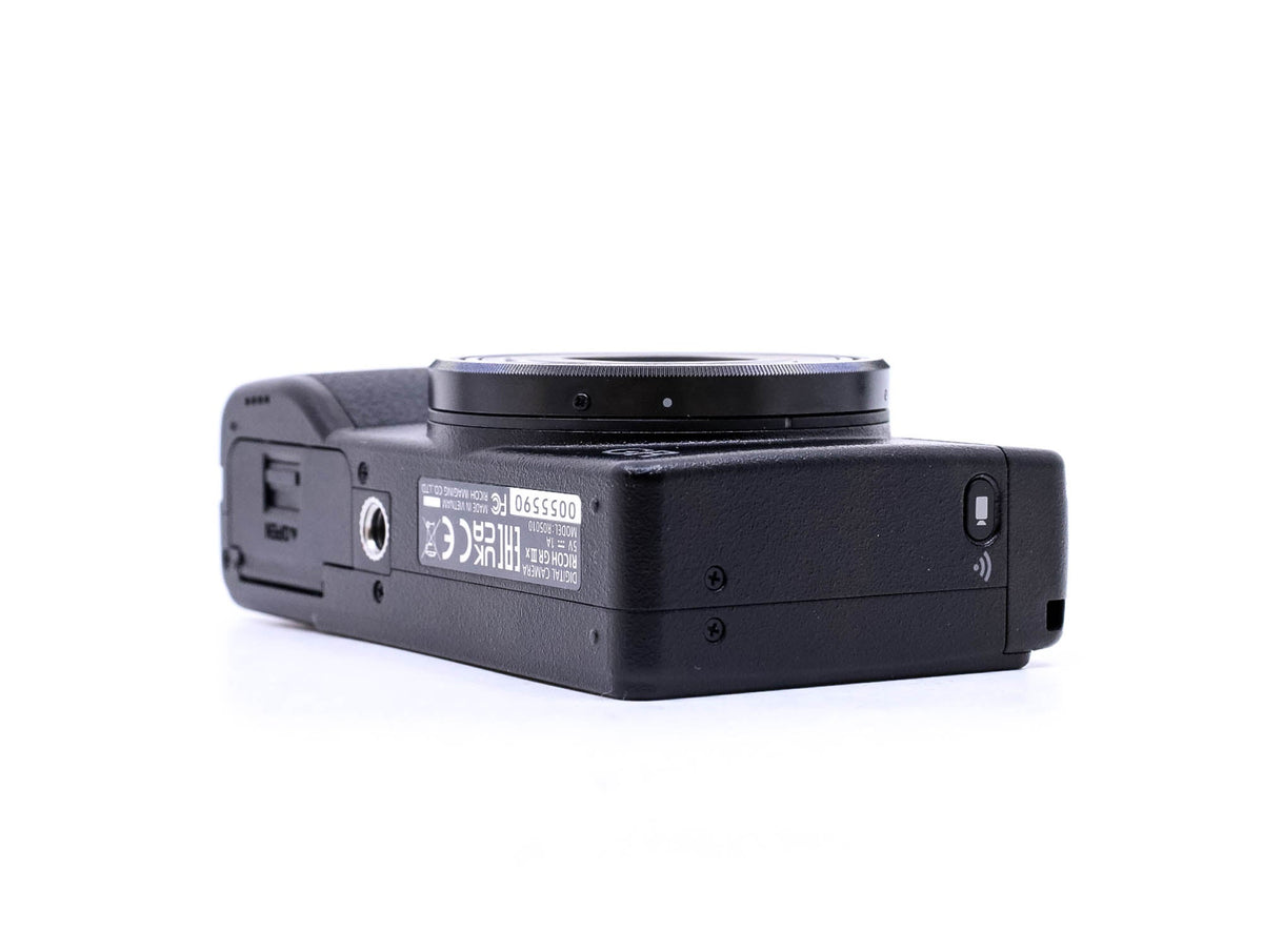 Descubre las increíbles características de la Ricoh GR IIIx en