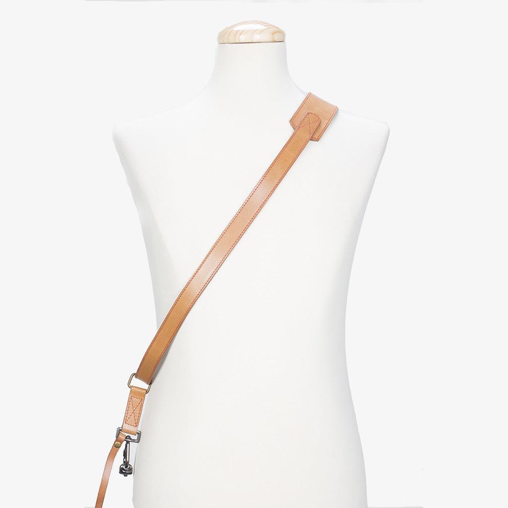 Tokyo #603 - Tanned & Red sling leather camera strap · immagine principale